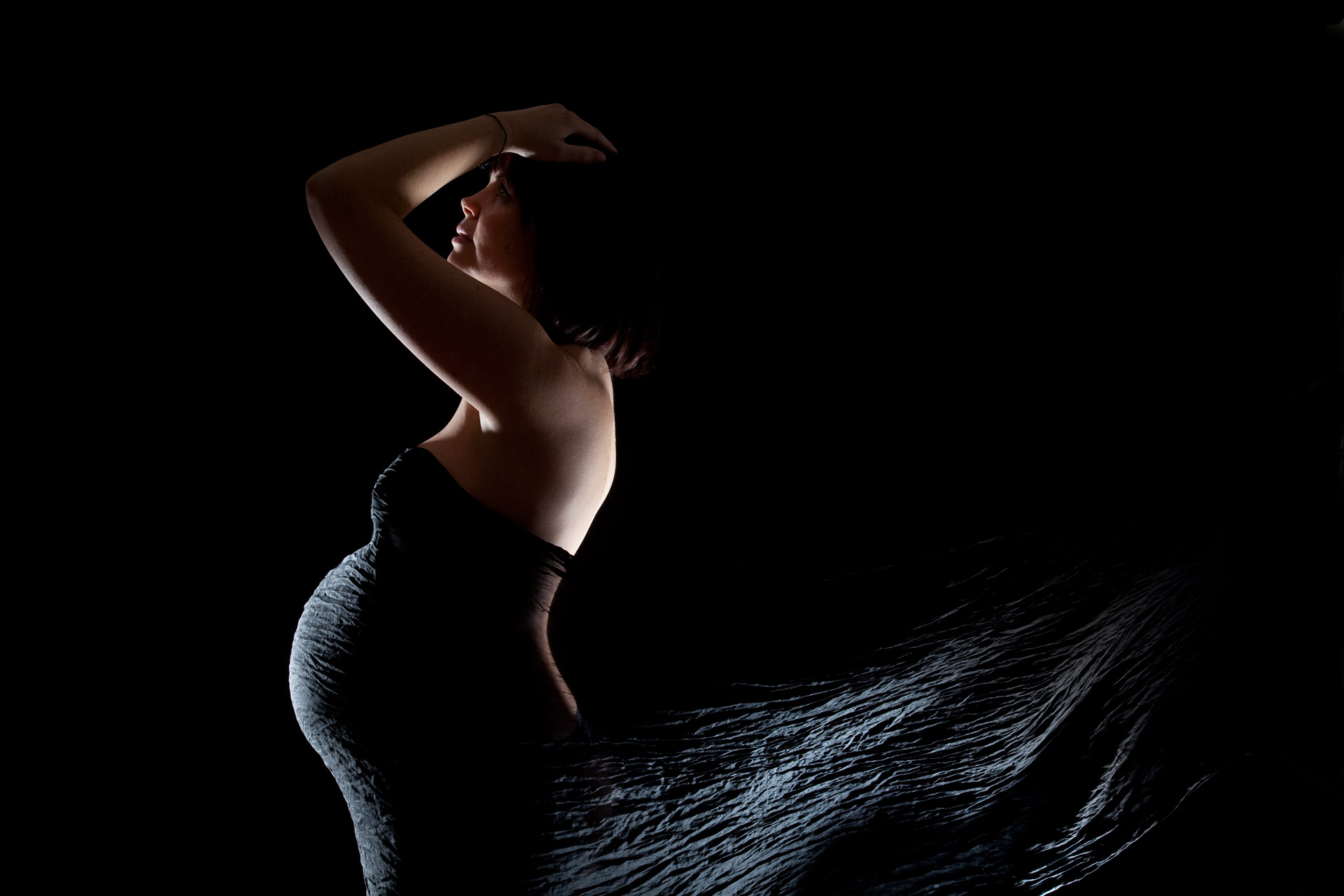 Gravid-kvinde-i-sort-fotograferet-af-BB-Studio